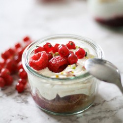 BABA PISTACHE FRUITS ROUGES